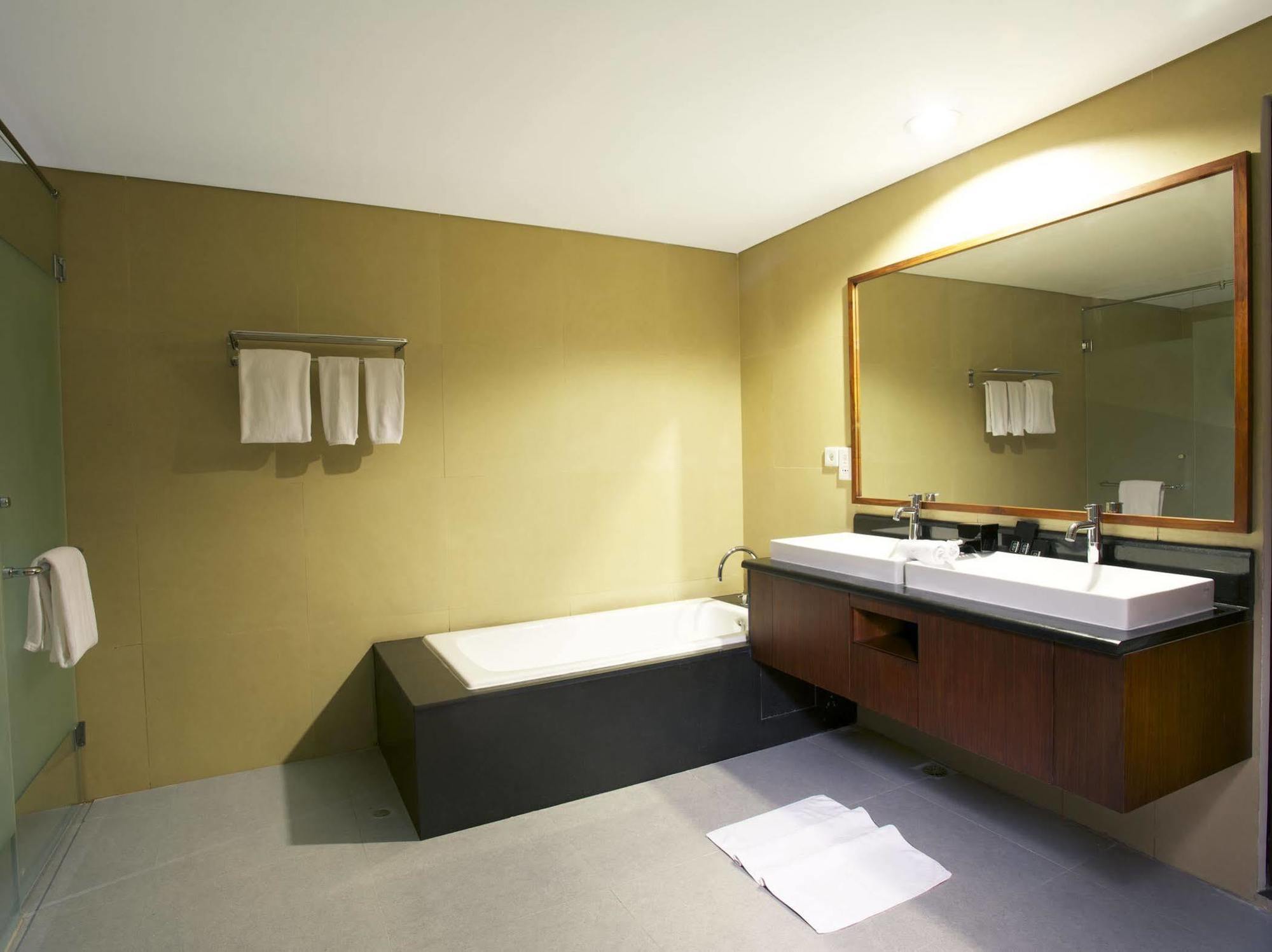 Hotel Neo+ Green Savana Sentul City Bogor Kültér fotó