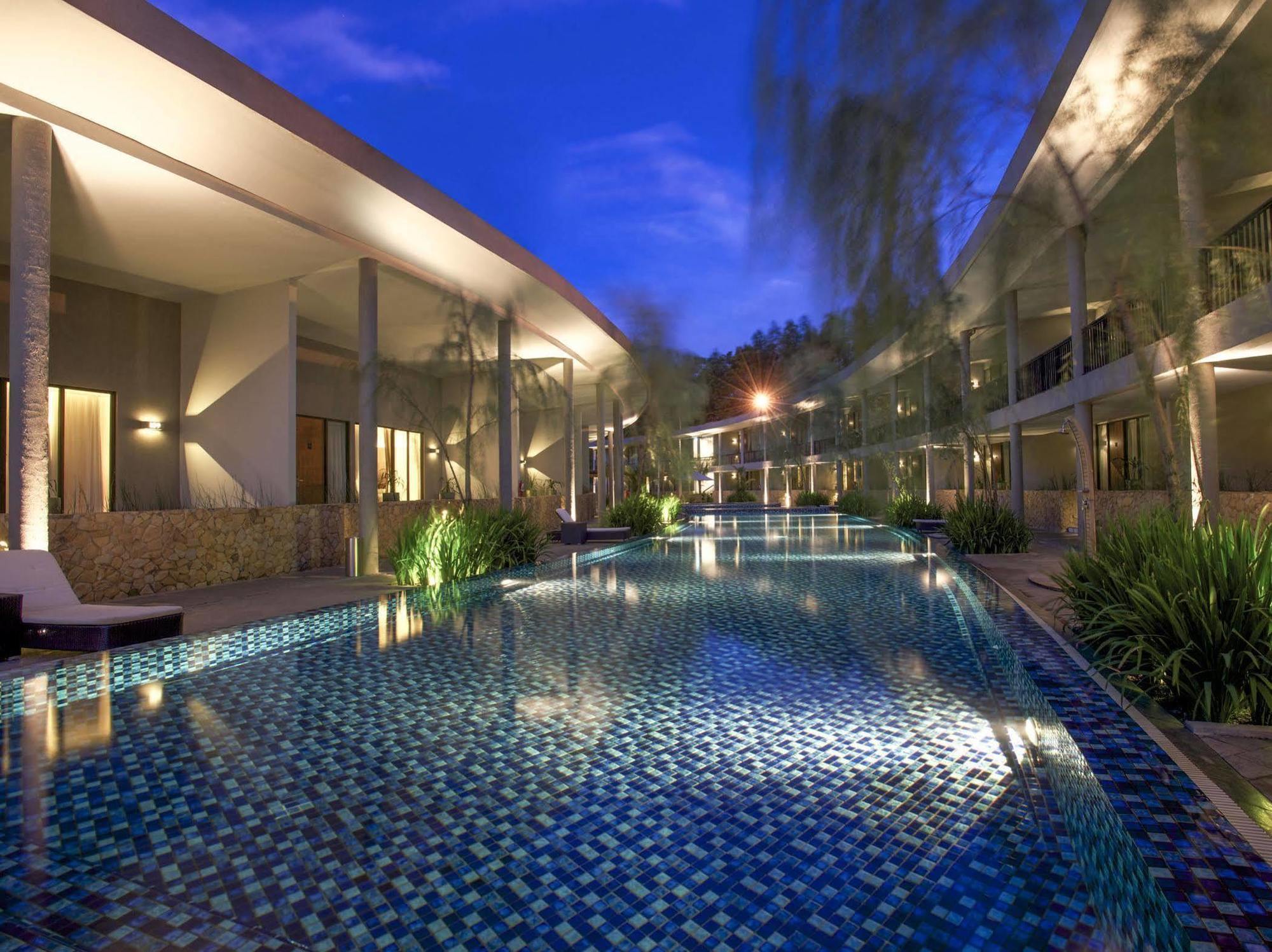 Hotel Neo+ Green Savana Sentul City Bogor Kültér fotó