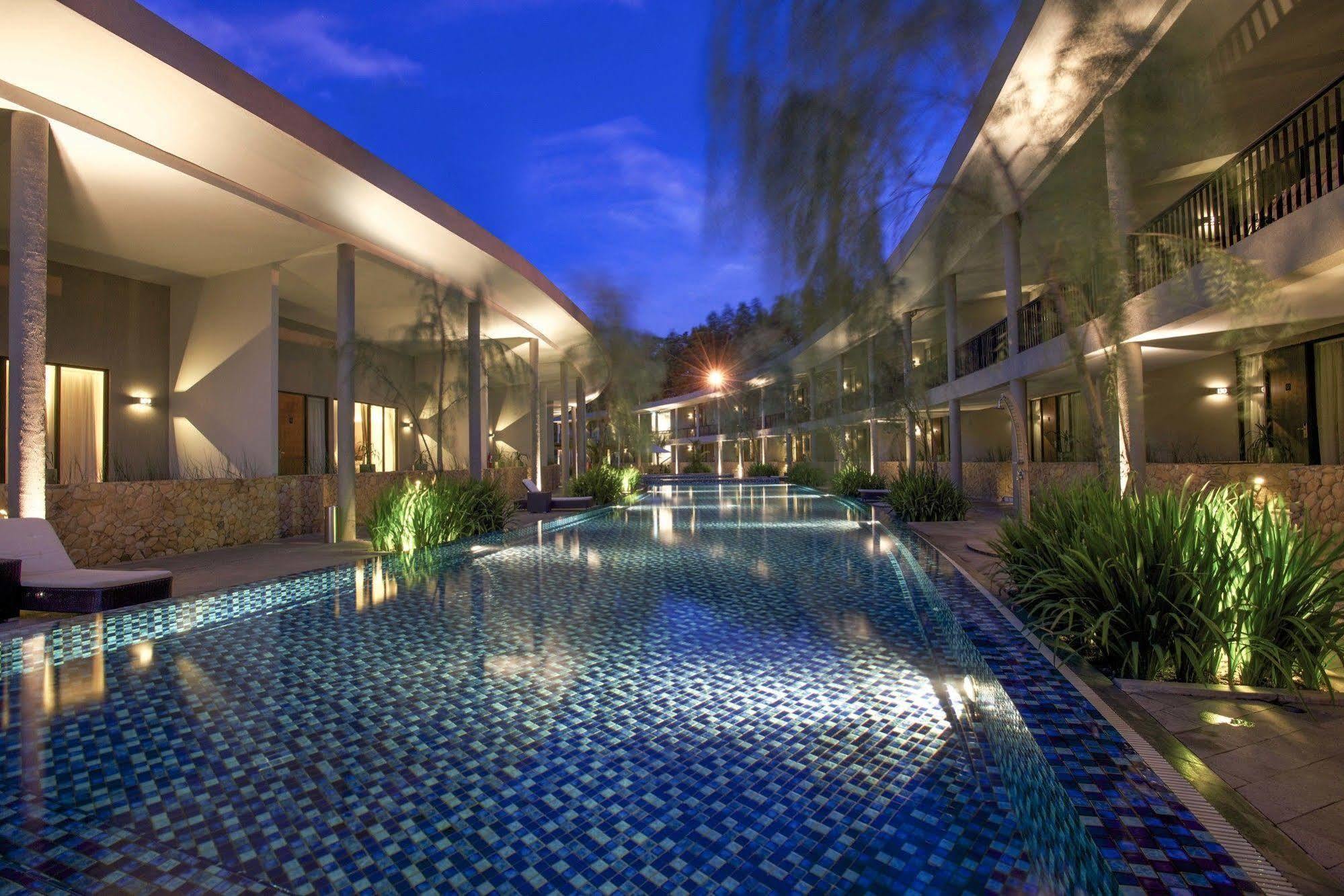Hotel Neo+ Green Savana Sentul City Bogor Kültér fotó